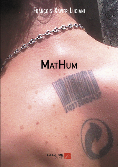 dos d'un homme où figure deux tatouages : un code barre et un sigle de recyclage