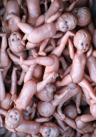 un mastaba de poupées de bébés nus