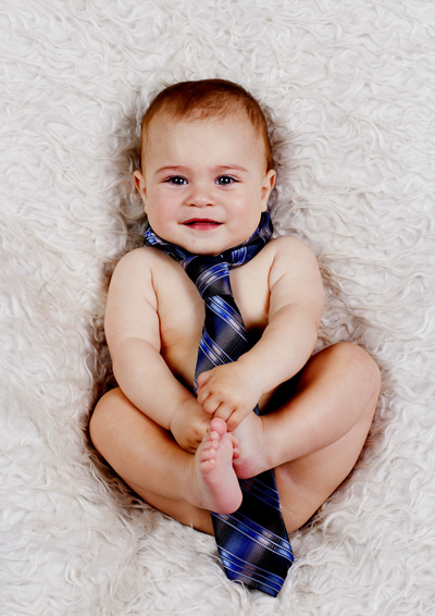 gros plan sur un bébé portant une cravate
